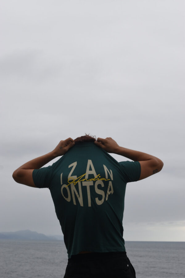 camiseta_izan_ontsa_desvistiendo