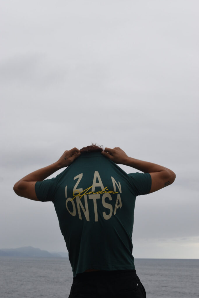 camiseta_izan_ontsa_desvistiendo