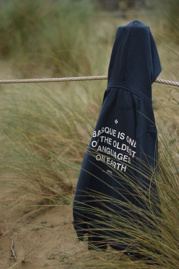 sudadera_basque_colgada