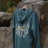 sudadera_izan_ontsa_colgada_piedra
