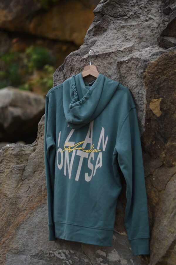 sudadera_izan_ontsa_colgada_piedra